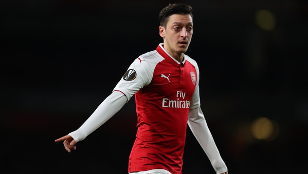 ‘Emery không tin tưởng Ozil…’