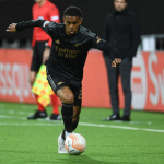 Fabio Vieira hét thẳng mặt 1 đồng đội Arsenal