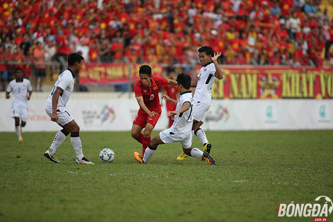 Fan Việt khóc nấc khi Công Phượng, Xuân Trường gục ngã trước người Thái