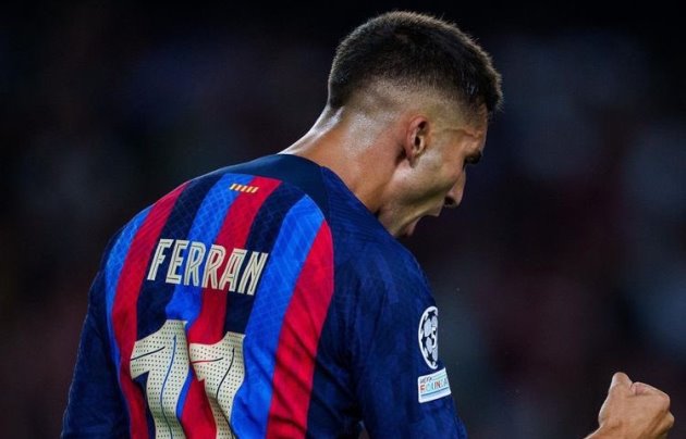 Ferran Torres chỉ cách đánh bại Man United cho Barcelona