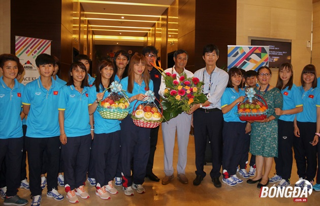 Giành vàng SEA Games 29, ĐT Việt Nam tươi như hoa về Việt Nam