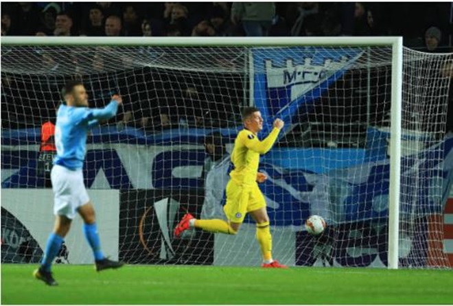 Giật gót điệu nghệ, Giroud giúp Chelsea thoát khỏi khủng hoảng sân khách