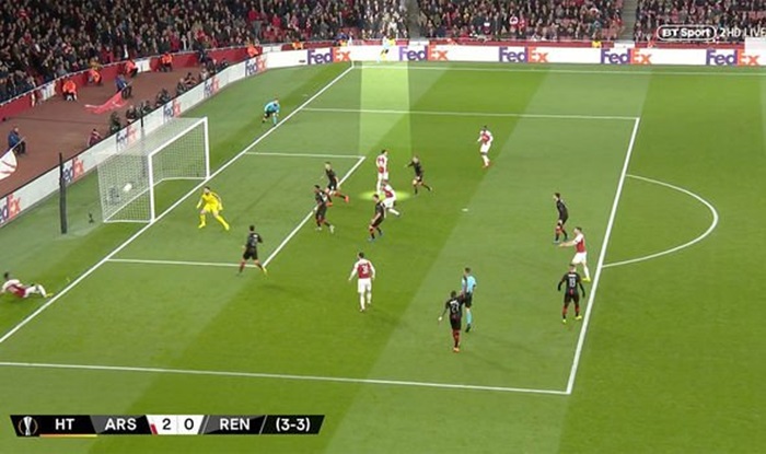 Giữa tâm bão chỉ trích, đã có 1 cái tên bảo vệ Ozil