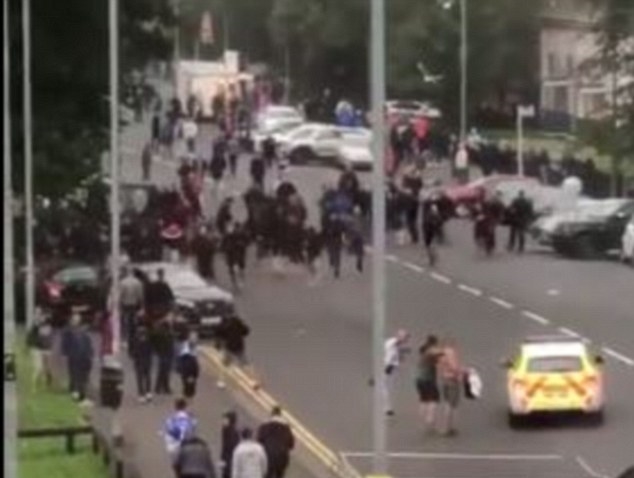 Hai người bị đâm khi Gerrard dẫn dắt Rangers vào vòng loại 3 Europa League