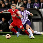 Hậu vệ Liverpool bị chê ngủ quên trước Toulouse