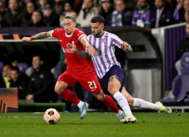 Hậu vệ Liverpool bị chê ngủ quên trước Toulouse