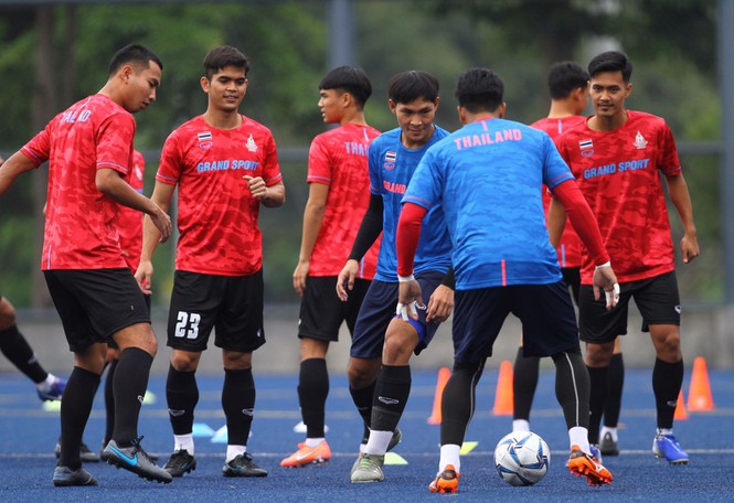 Hết Việt Nam, người Thái lại thuê sân riêng tại Philippines