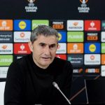 HLV Athletic Club bức xúc với tấm thẻ đỏ trong trận thua Man United