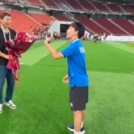 HLV Kim Sang-sik và bó hoa tri ân sau HCV SEA Games của U22 Việt Nam