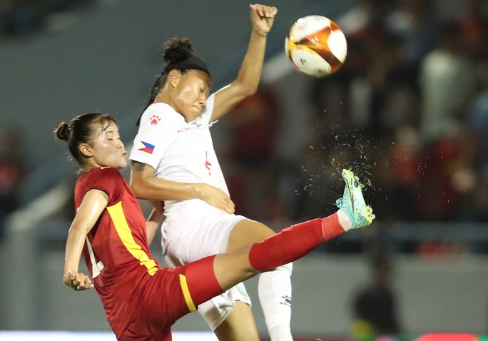 HLV Mai Đức Chung nói gì khi tuyển nữ Việt Nam ngược dòng thắng Philippines?