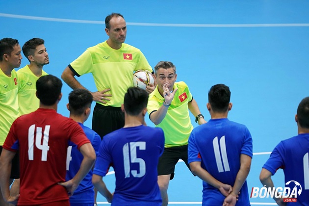 HLV Miguel Rodrigo “truyền lửa” học trò trước trận đấu futsal Thái Lan