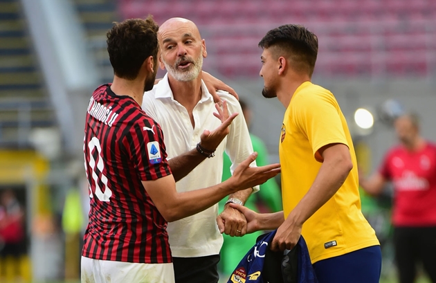 HLV Milan gửi “chiến thư” đến Man Utd