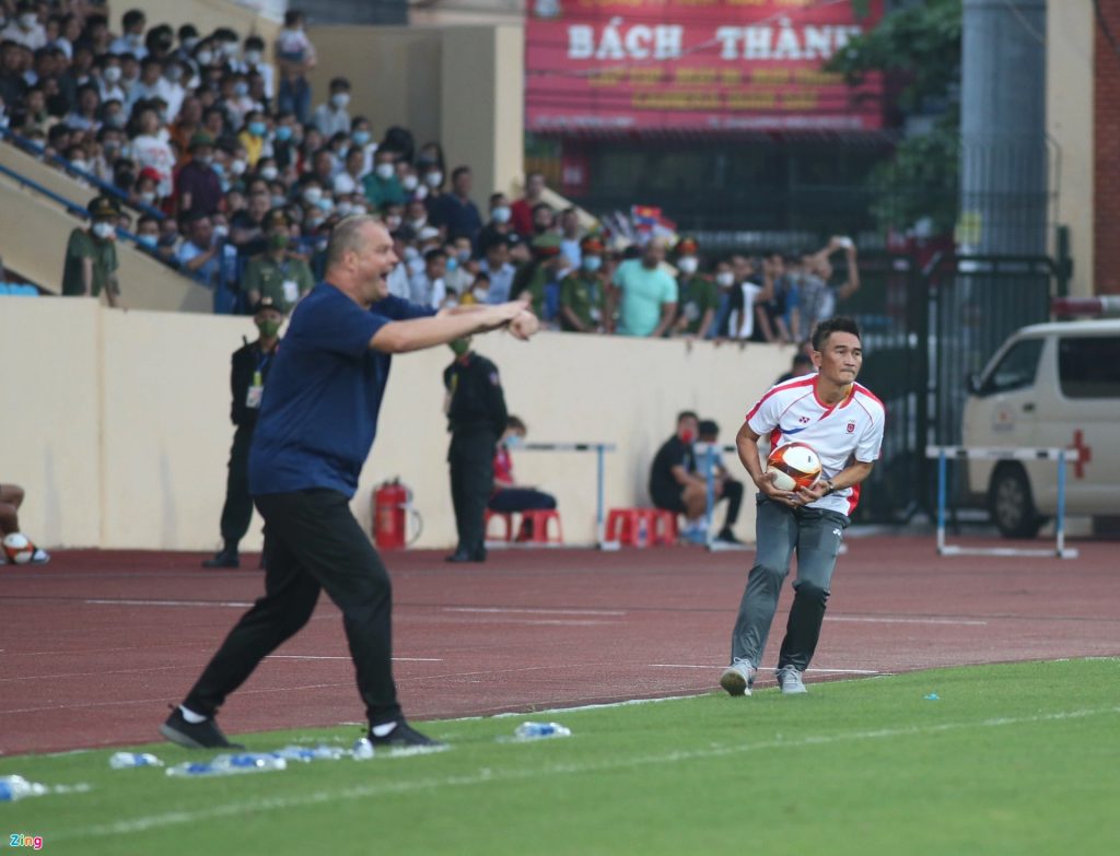 HLV người Đức so sánh U23 Lào với Man City