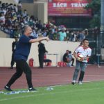 HLV người Đức so sánh U23 Lào với Man City