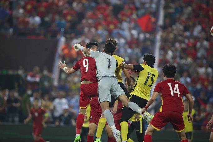 HLV Park Hang-seo nhắc nhở Tiến Linh vì cởi áo ăn mừng