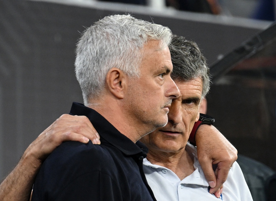 HLV Sevilla nói gì sau khi đánh bại Mourinho