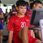 HLV Troussier cùng U22 Việt Nam thư giãn ở bể bơi