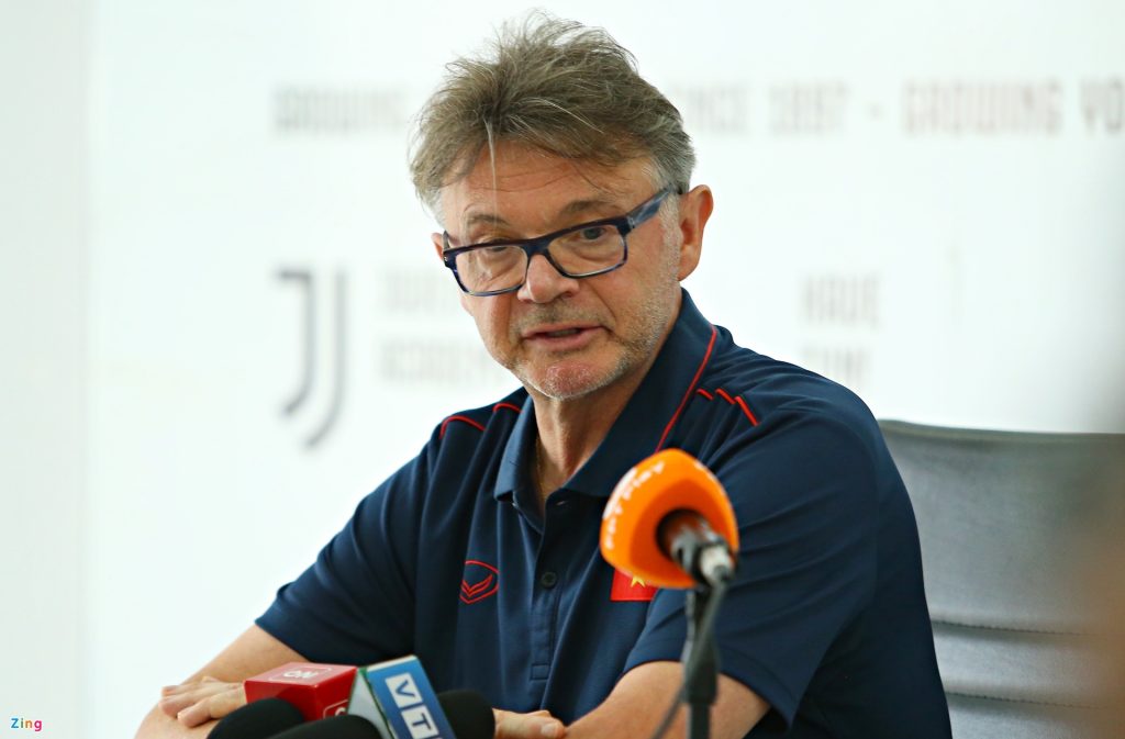 HLV Troussier: Tôi chọn cầu thủ đa năng cho SEA Games