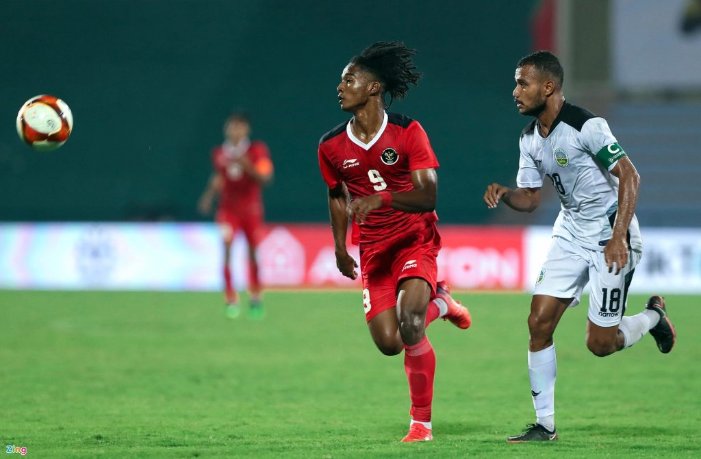 HLV U23 Indonesia ngăn học trò xô xát khi Ronaldo bị phạm lỗi