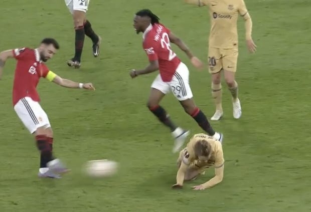 Hóa ‘bad boy’ với De Jong, Fernandes khiến cầu thủ Barca nổi giận