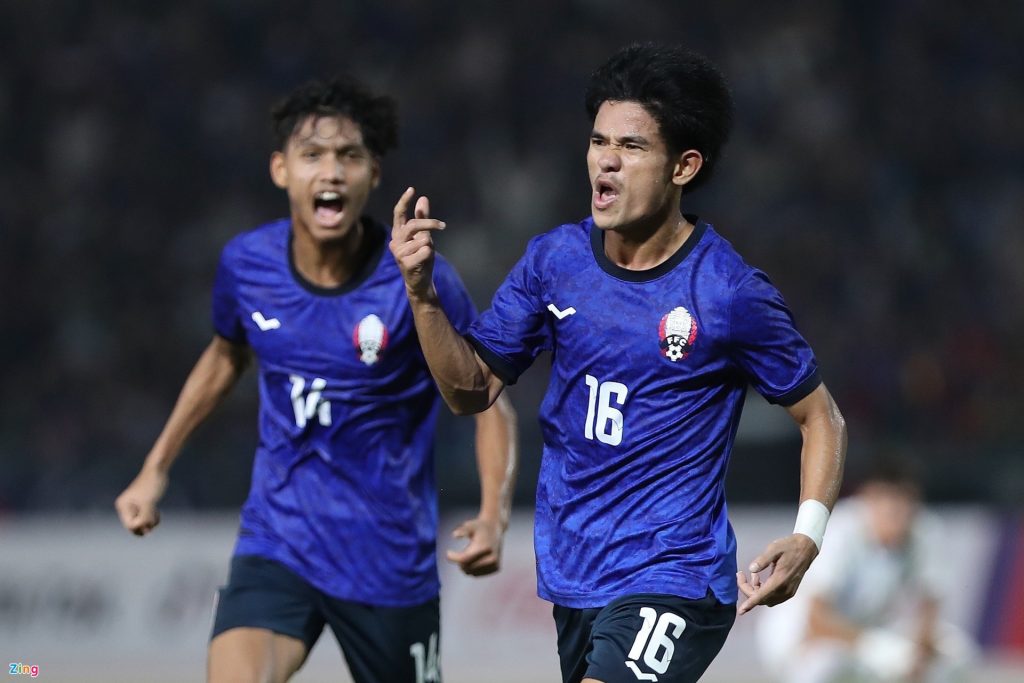 Honda chết lặng sau bàn thắng của Philippines