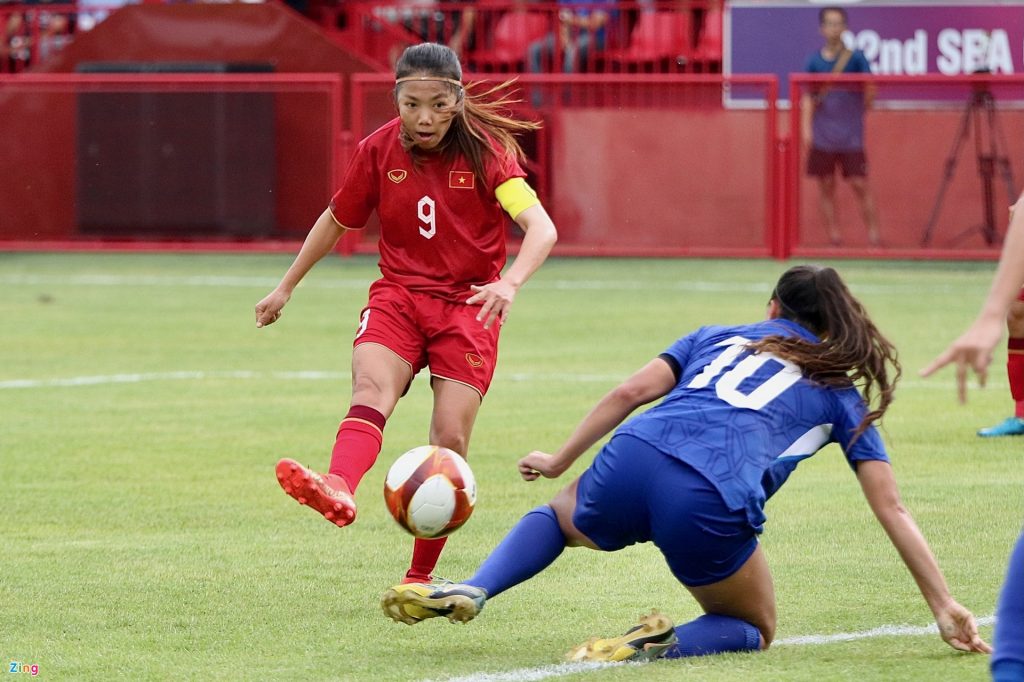 Huỳnh Như vỗ vai trọng tài sau khi bị nhắc nhở