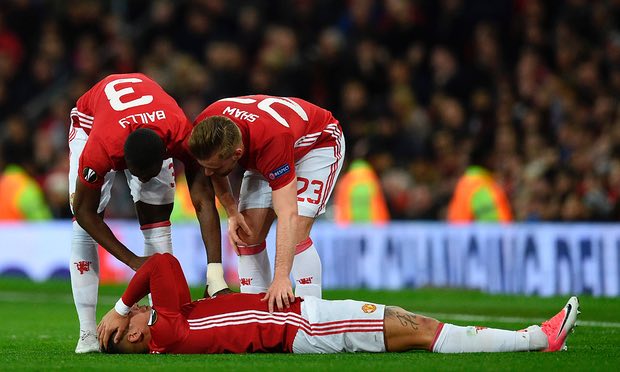 Ibra và Rojo chấn thương: Lỗi của Mourinho?