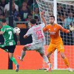 Isco sững sờ trước siêu phẩm lốp bóng của Antony vào lưới Lyon