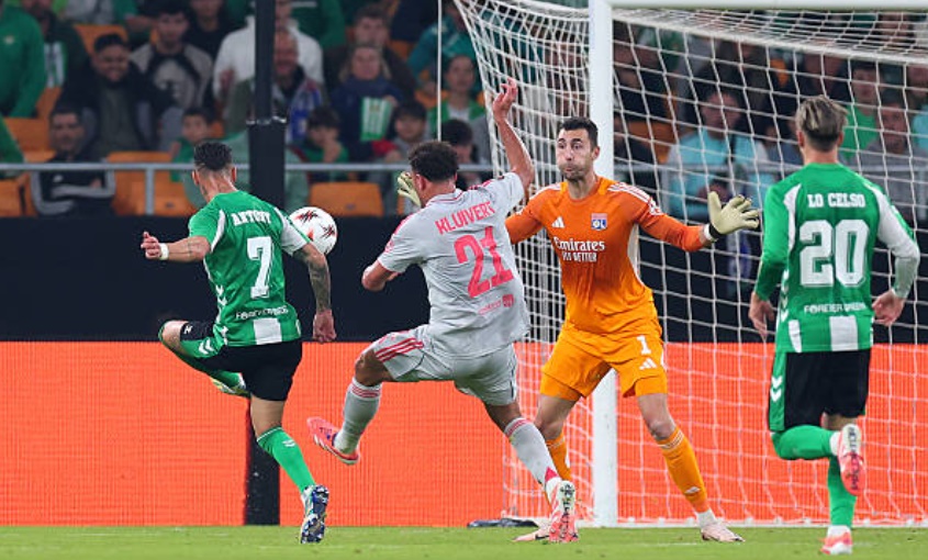 Isco sững sờ trước siêu phẩm lốp bóng của Antony vào lưới Lyon