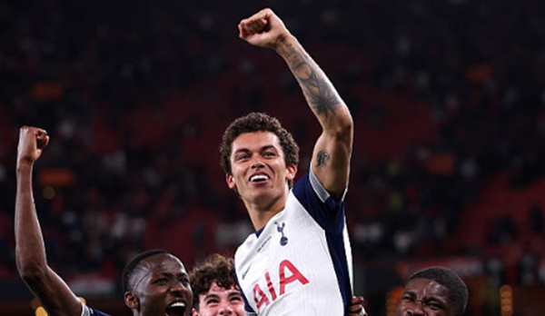 Johnson ghi bàn quyết định, trải qua phút nghẹt thở trước MU