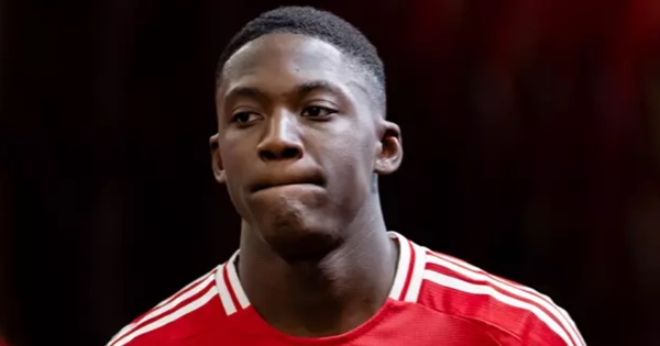 Kobbie Mainoo gây sốc khi đăng ảnh mặc áo Tottenham