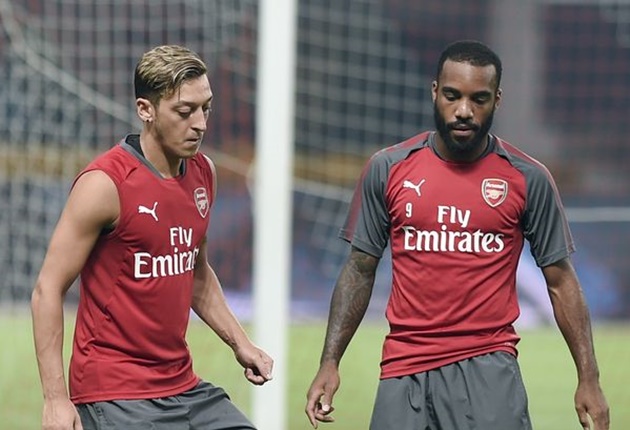 ‘Lacazette và Ozil không vui khi bị thay ra’