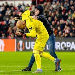 Lao vào sân đấm thủ môn, CĐV lãnh án phạt cực nặng