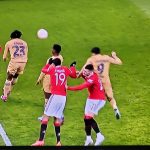 Lewandowski nổi nóng với Fati sau trận thua MU