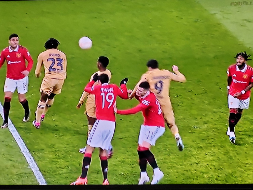 Lewandowski nổi nóng với Fati sau trận thua MU