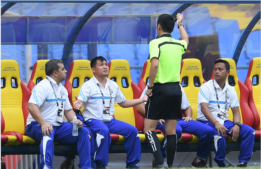 Lý do “khó hiểu” khiến trợ lý HLV Campuchia bị đuổi