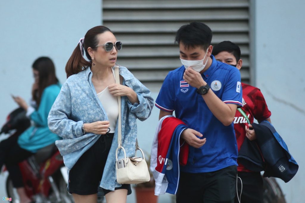 Madam Pang sắm vai MC trong buổi tập của U23 Thái Lan