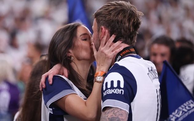 Maddison hôn bạn gái ăn mừng Tottenham vô địch Europa League