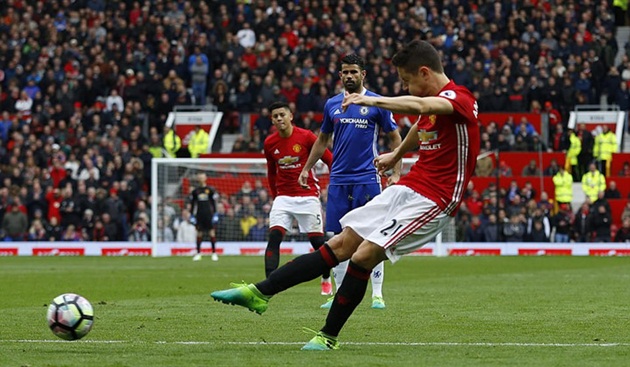 Man United khốn đốn tại Old Trafford: Thành bại tại… Herrera?