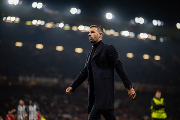 Man United thắng trận, Van Nistelrooy phàn nàn điều gì?