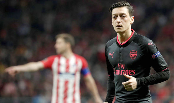 “Mesut Ozil không xứng đáng khoác áo Arsenal”