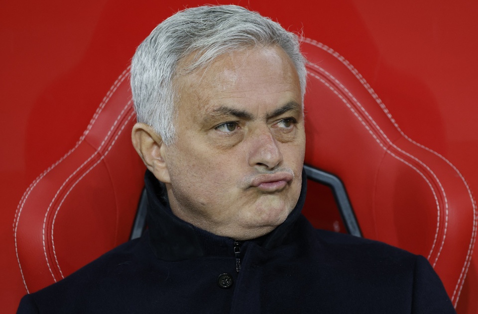 Mourinho chế nhạo kình địch