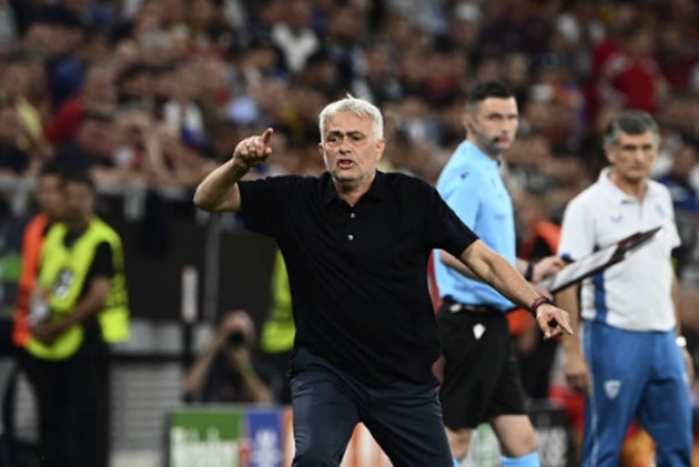Mourinho chỉ trích trọng tài