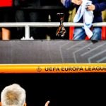 Mourinho ném huy chương về nhì lên khán đài