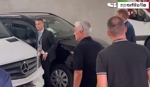 Mourinho nhục mạ trọng tài ở bãi đỗ xe