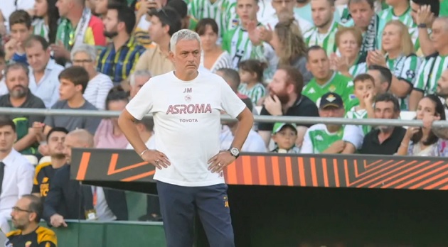 Mourinho ‘sấy tóc’ học trò trong phòng thay đồ