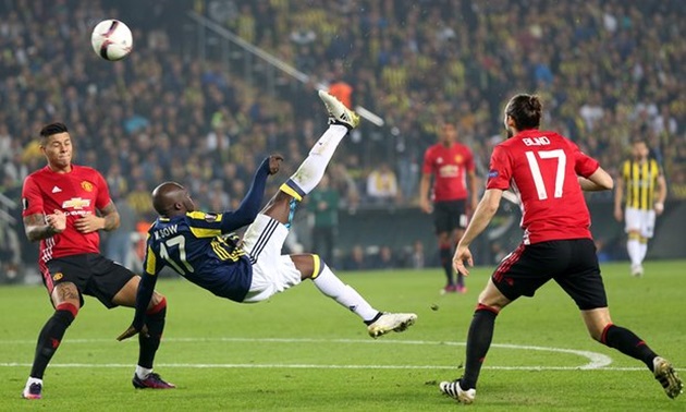 Moussa Sow lập siêu phẩm, “Quỷ đỏ” thua bẽ mặt trên đất Thổ Nhĩ Kì