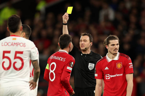 MU sẽ không vui với trọng tài bắt chung kết Europa League