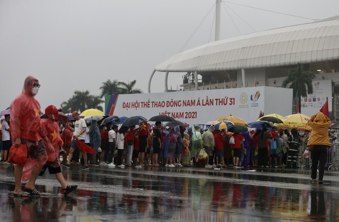 Mỹ Đình “rực lửa” trong mưa trước trận chung kết