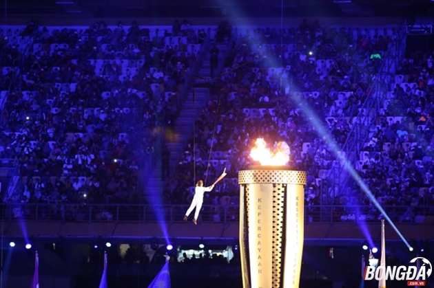 Ngọn đuốc SEA Games 29 đã bùng cháy trên sân Bukit Jalil